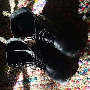 Dr Martens Pascal **Size 9 but fits more like 9.5-10**